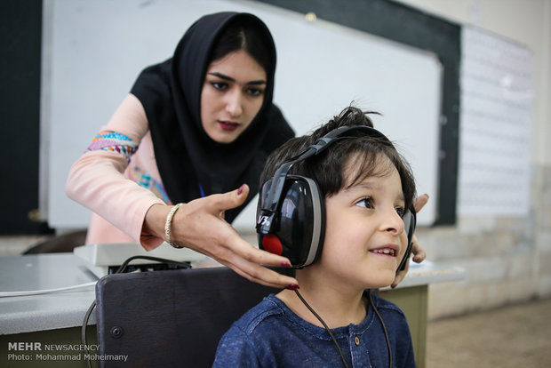 تہران میں پہلی کلاس کے بچوں کی آنکھوں اور کانوں کے ٹیسٹ کا آغاز