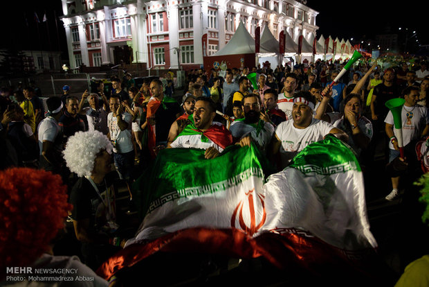 تجمع مشجعي المنتخب الايراني في قبيل مباراة ايران - برتغال