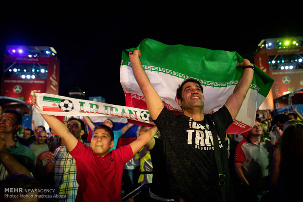 تجمع مشجعي المنتخب الايراني في قبيل مباراة ايران - برتغال