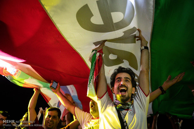 تجمع مشجعي المنتخب الايراني في قبيل مباراة ايران - برتغال
