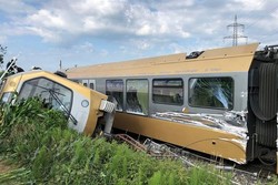 واژگونی قطار مسافربری در اتریش ۲ کشته و ۲۷ زخمی برجای گذاشت