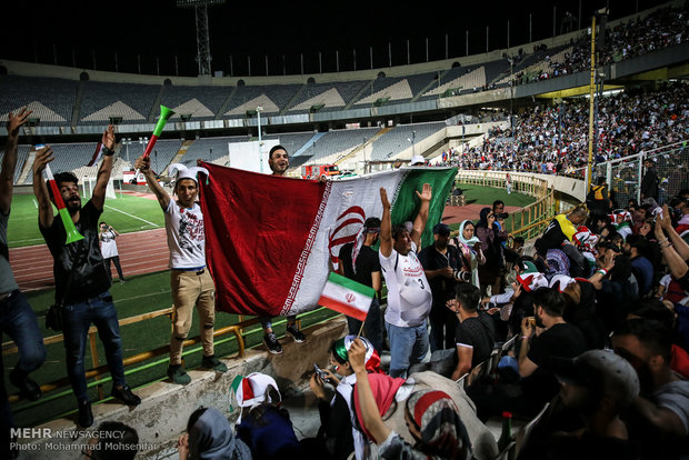 أهالي العاصمة في ملعب "آزادي" يتابعون مباراة ايران - البرتغال