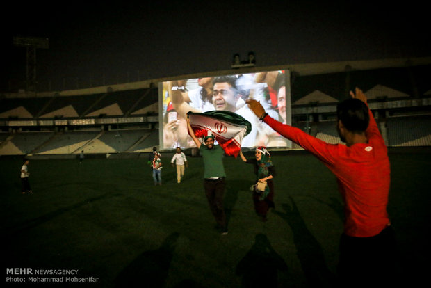 تماشای دیدار ایران و پرتغال در ورزشگاه آزادی