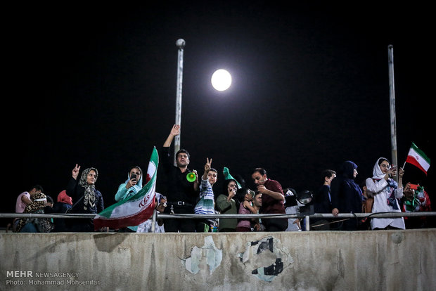 تماشای دیدار ایران و پرتغال در ورزشگاه آزادی