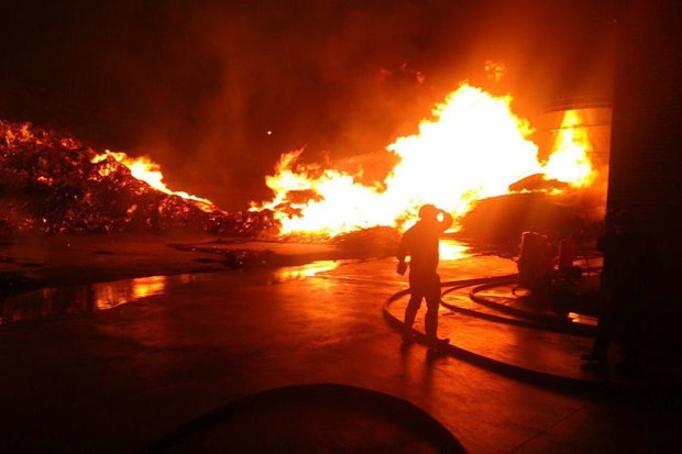 تعداد مصدومان آتش سوزی کارخانه رنگ جاده مخصوص کرج به ۴۶ نفر رسید