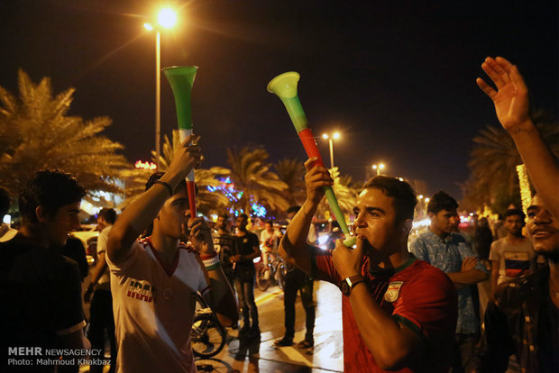 تماشای دیدار تیم ملی فوتبال ایران و پرتغال  در جزیره کیش