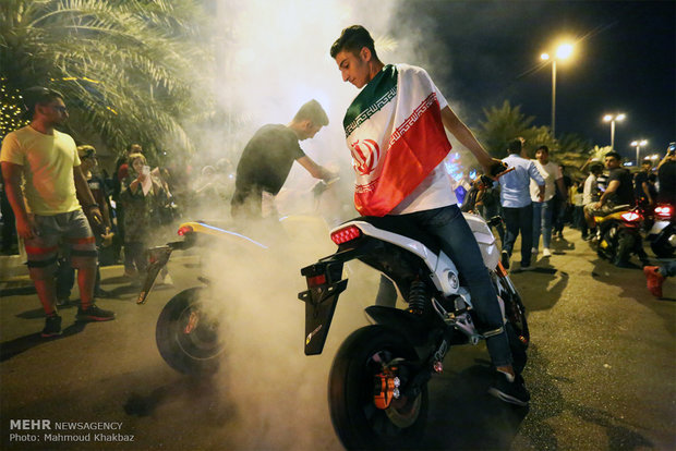 تماشای دیدار تیم ملی فوتبال ایران و پرتغال  در جزیره کیش