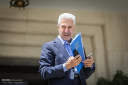 وزير العلوم الايراني يتلقى بطاقتين صفراء من البرلمان