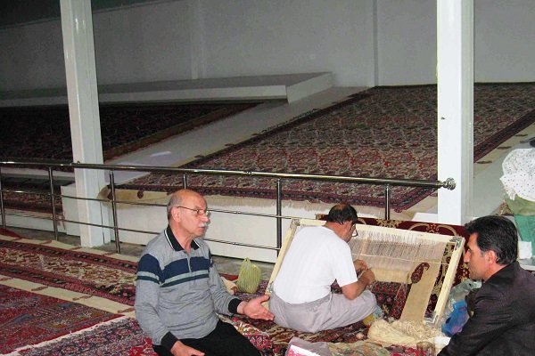 مرمت فرش های ۱۳۰ ساله حسینیه بیجار واردمرحله پایانی شد