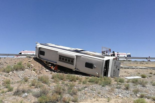 اتوبوس مسافربری در محور شیراز واژگون شد/ یک کشته و هفت مصدوم