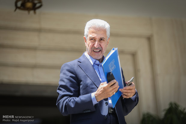 وزير العلوم الايراني يتلقى بطاقتين صفراء من البرلمان 