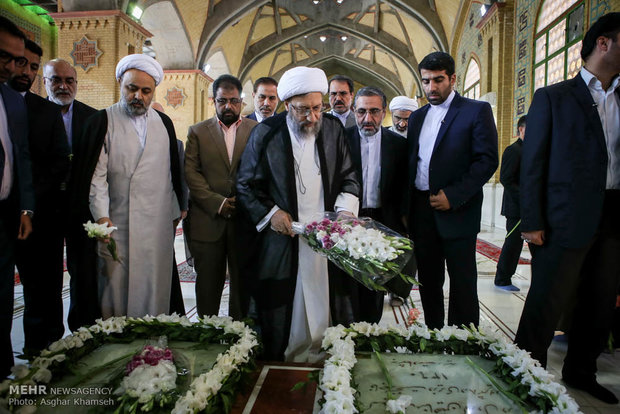 Judiciary head reciting pledge to lofty ideals of Imam Khomeini