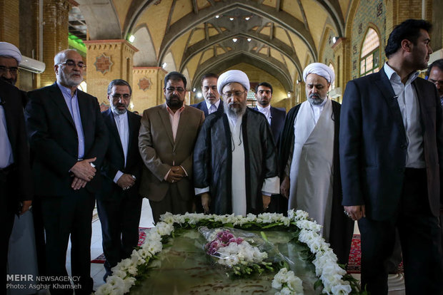 Judiciary head reciting pledge to lofty ideals of Imam Khomeini