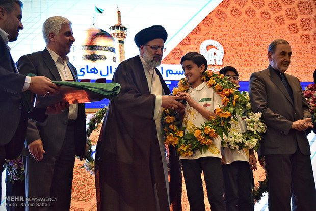 2018 Robocup winners give medals to Astan Quds Razavi