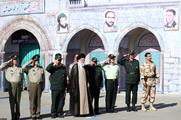 Leader attends graduation ceremony at Imam Hossein University