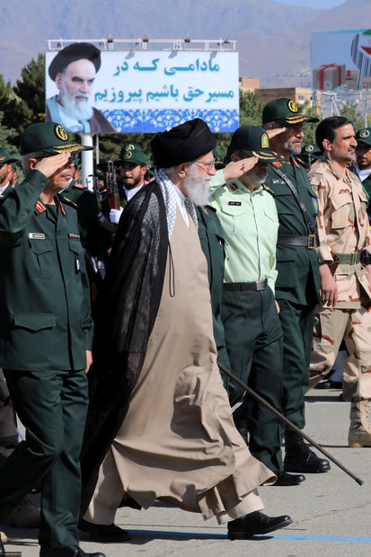 Leader attends graduation ceremony at Imam Hossein University