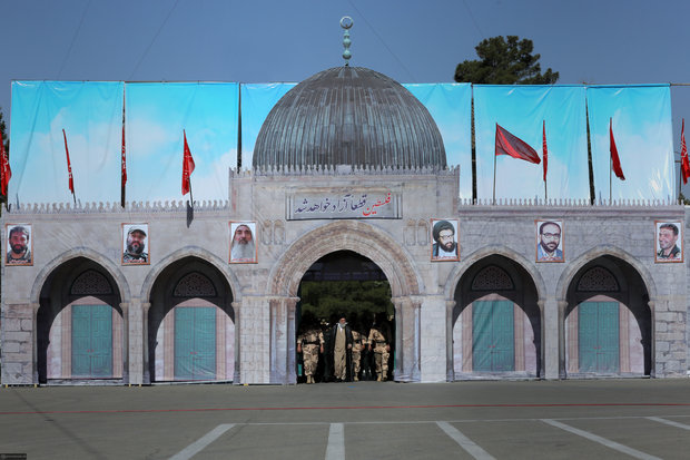 Leader attends graduation ceremony at Imam Hossein University