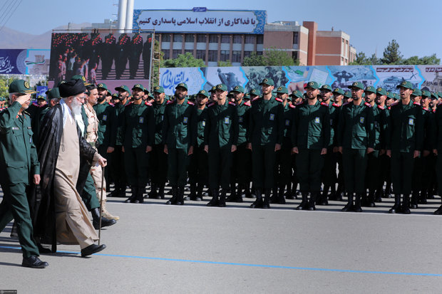 Leader attends graduation ceremony at Imam Hossein University