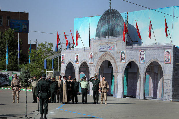 Leader attends graduation ceremony at Imam Hossein University