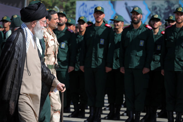 Leader attends graduation ceremony at Imam Hossein University