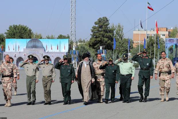 Leader attends graduation ceremony at Imam Hossein University