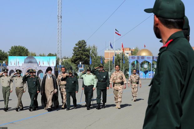 Leader attends graduation ceremony at Imam Hossein University