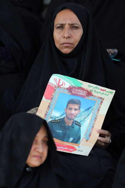 Leader attends graduation ceremony at Imam Hossein University