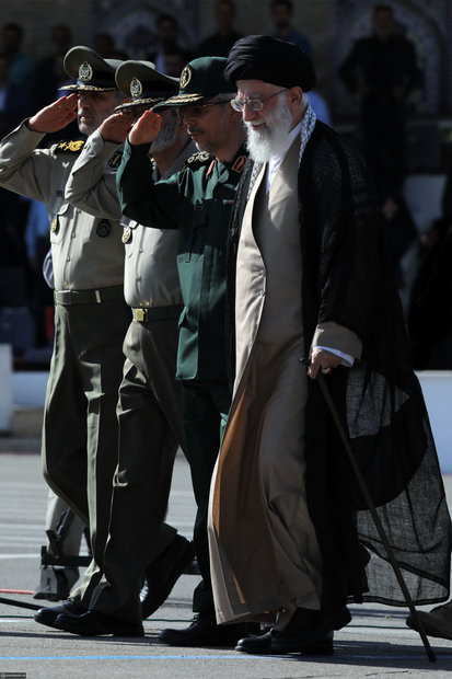 Leader attends graduation ceremony at Imam Hossein University