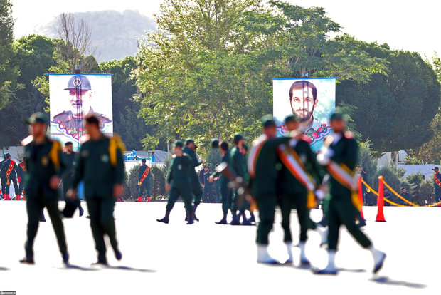 Leader attends graduation ceremony at Imam Hossein University