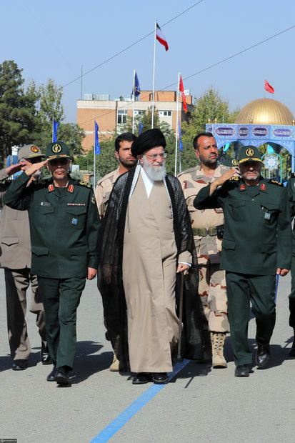 Leader attends graduation ceremony at Imam Hossein University