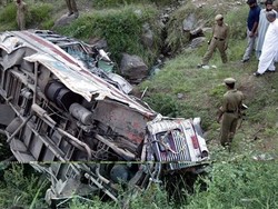 کشمیر میں مسافر بس کے حادثے میں 7 افراد ہلاک