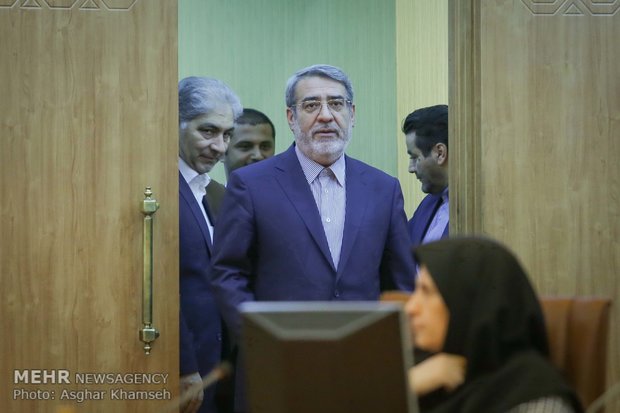 Interior min. holds presser in Tehran