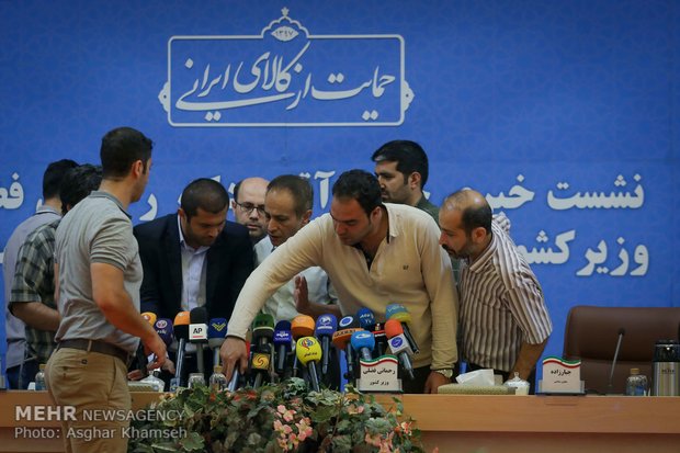 Interior min. holds presser in Tehran