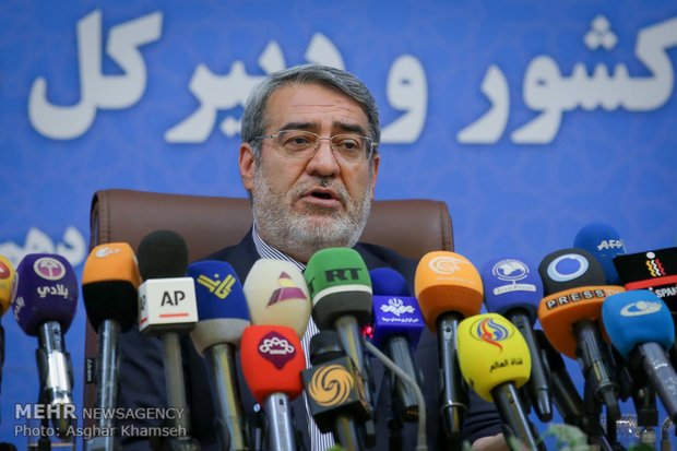 Interior min. holds presser in Tehran