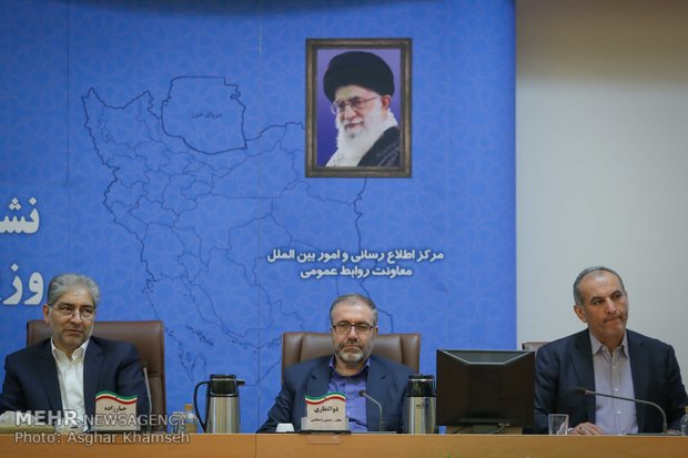 Interior min. holds presser in Tehran