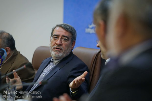 Interior min. holds presser in Tehran