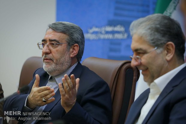 Interior min. holds presser in Tehran