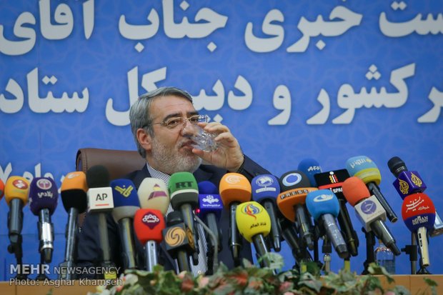 Interior min. holds presser in Tehran