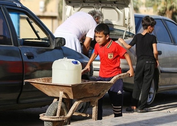 دوگانه «سیل» و «تنش آبی» در خوزستان /«صف دبه‌ها» یا «ردیف گونی‌ها» 8