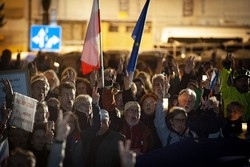 معترضان به اصلاحات قضایی در لهستان به خیابان‌ها ریختند