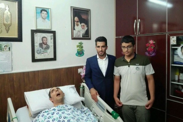 «وحید امیری» با خانواده شهید زنده لرستانی دیدار کرد