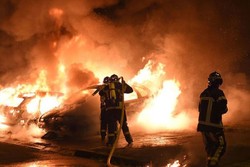 فرانس میں مظاہرین نے 35 گاڑیوں کو آگ لگا دی