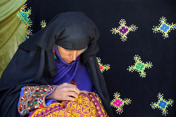 خانه هنرمندان ایران میزبان ۱۵۰ دختر سوزن دوز بلوچستان شد