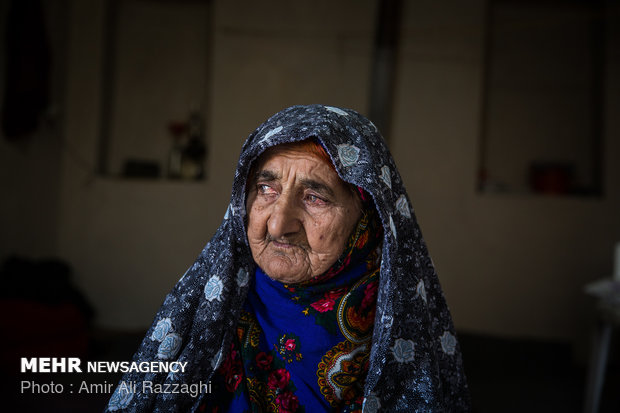 پیرزن روستایی که یک چشمش نابینا و چشم دیگرش کم بینا است  هنوز هم برای تامین مخارج زندگی تک نفره اش ناتوان است