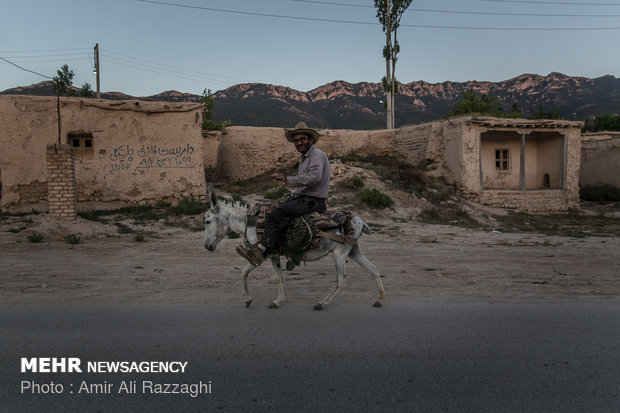 درحالی که تکنولوژی زندگی ها را متحول ساخته مرد روستایی همچنان به  سنتی ترین شکل ممکن اموراتش را می گذراند