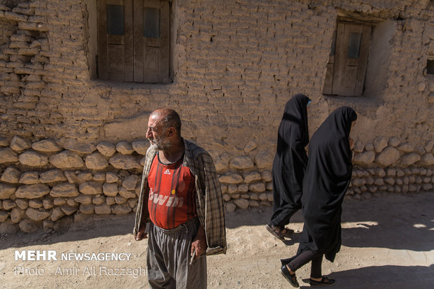 مردان و زنان روستای قلعه سر محروم از ابتدایی ترین امکانات زندگی روستایی