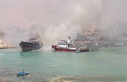 چهار فروند لنج صیادی در بندر جاسک دچار حریق شدند/آتش سوزی شناورها در حال کنترل است