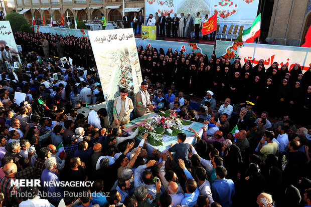 اصفہان میں یوم عفاف و حجاب کی مناسبت سے دفاع مقدس کے 13 شہیدوں کی تشییع جنازہ