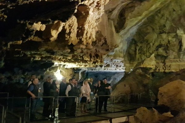 بازدید سفرا از غار همدان