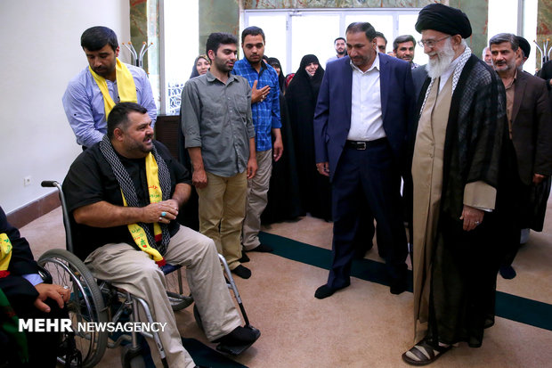 Leader receives injured war veterans of Hezbollah